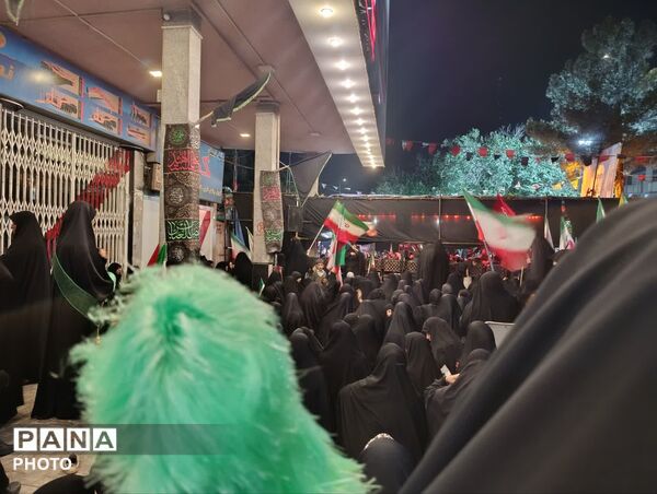 جلوه‌هایی از تجمع میدان امام خمینی(ره) قم در دومین شب محرم