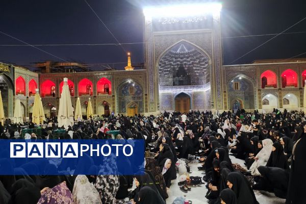برگزاری نماز جماعت در حرم مطهر امام رضا (ع)