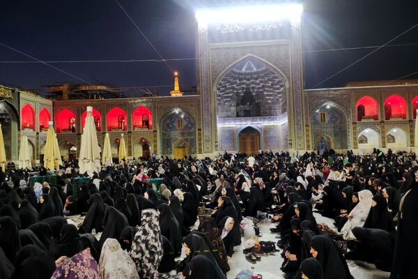 برگزاری نماز جماعت در حرم مطهر امام رضا (ع)