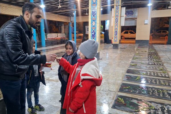 غبارروبی مزار شهدای گمنام توسط نوجوانان جهادگر شیرازی