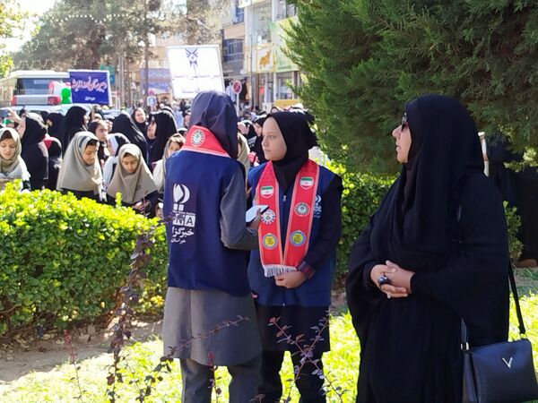 حضور پرشور دانش‌آموز خبرنگاران پانا کاشمر در راهپیمایی ۱۳ آبان