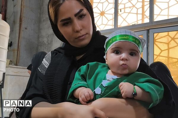 حضور مادران و نوزادان شش ماهه در همایش شیرخوارگان حسینی