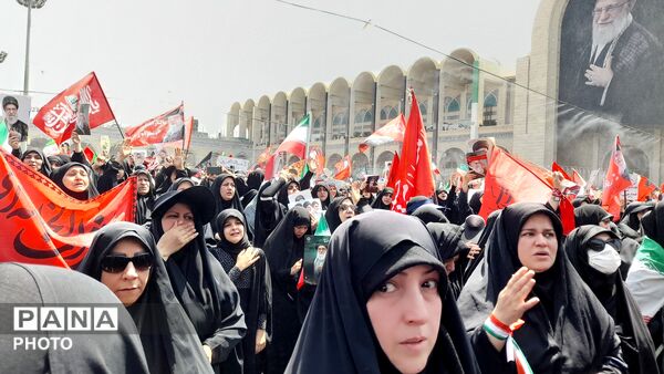 تجدید میثاق با آرمان‌های انقلاب، تهران در سوگِ رهبر شهید یکپارچه سیاه پوش شد