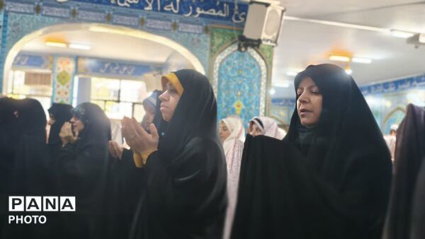 اقامه نخستین نماز جماعت سال تحصیلی جدید در دبیرستان فرهنگیان ناحیه ۴ اصفهان