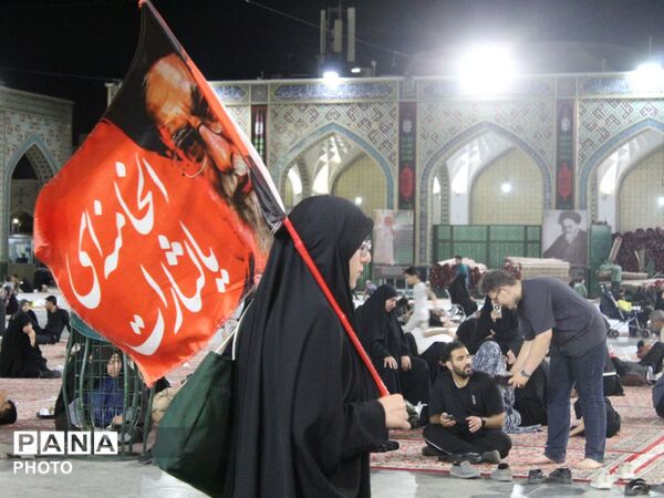 صحن‌های حرم رضوی سرخ‌پوش از پرچم‌های خون‌خواهی شد