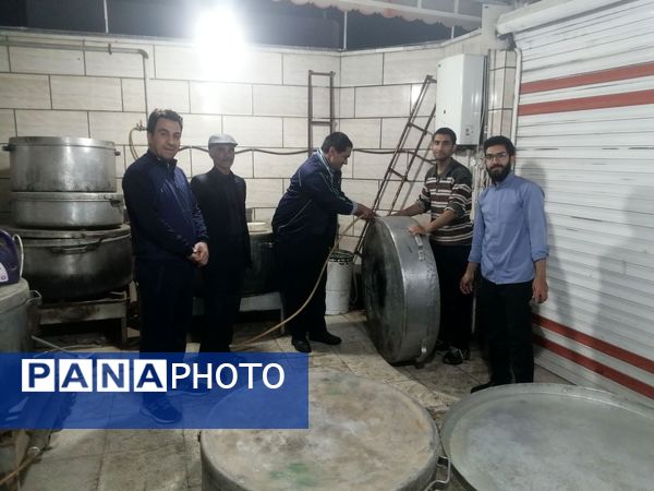 آماده‌سازی غذای افطاری با کمک دانش‌آموزان دبیرستان نمونه آیت‌الله خامنه‌ای 