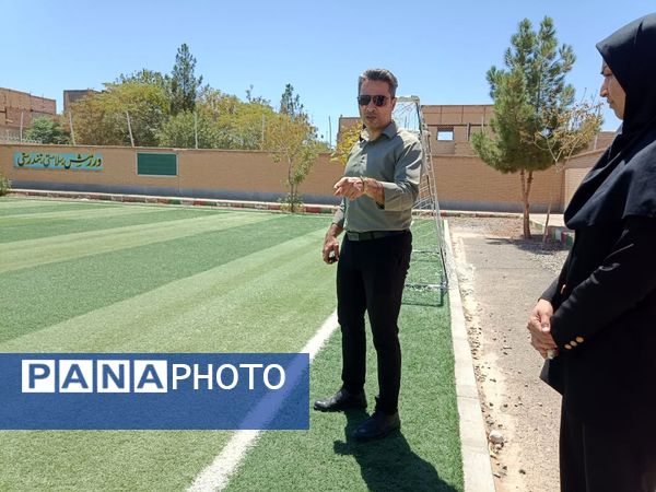 بازدید مسئولین اداره کل آموزش پرورش از وضعیت چمن دبستان شهید پسندیده فدافن