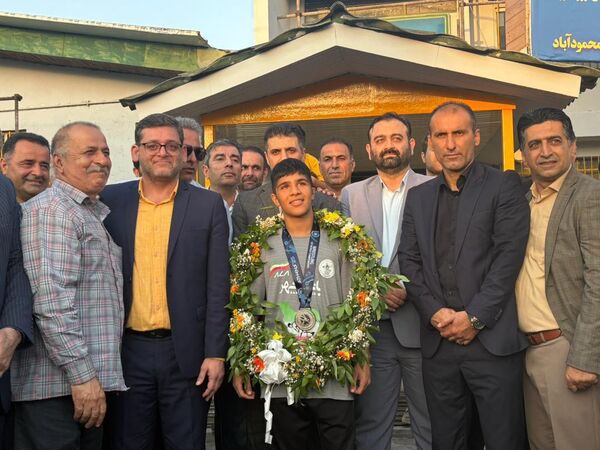 استقبال محمودآبادی‌ها از نایب قهرمان رقابت‌های کشتی نوجوانان جهان