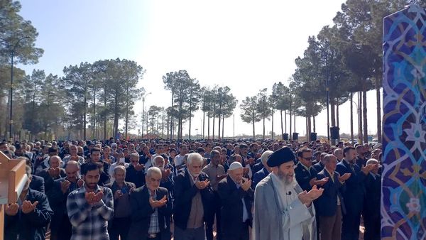 اقامه نماز با شکوه عید فطر به امامت امام جمعه حبیب آباد
