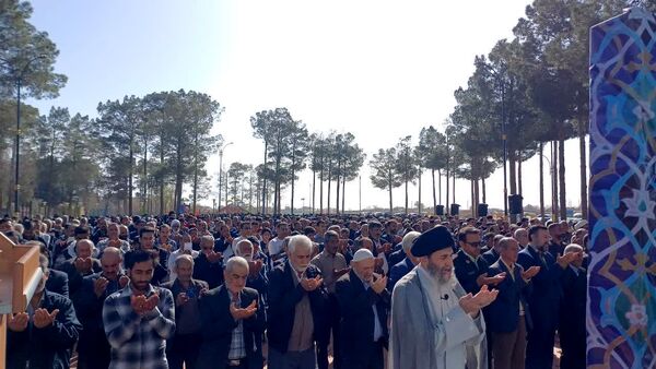 اقامه نماز با شکوه عید فطر به امامت امام جمعه حبیب آباد