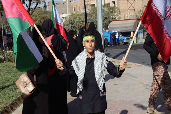 حضور پرشور دانش‌آموزان پاکدشتی در راهپیمایی روز ۱۳ آبان