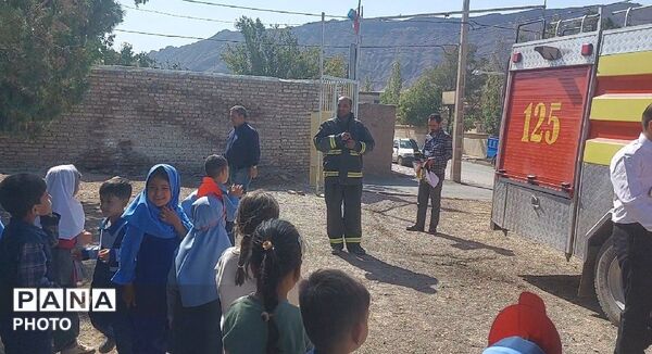 آموزش ایمنی و آشنایی با قهرمانان آتش‌نشانی در کودکستان پیام آفتاب