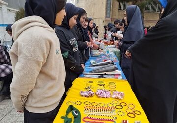 جشنواره صنایع دستی و مواد غذایی توسط دانش‌آموزان مدرسه فاطمیه 