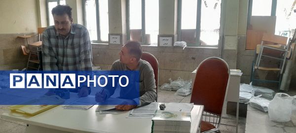 توزیع کتاب درسی دانش‌آموزان دبیرستان شهدای انقلاب اسلامی ناحیه 3 کرج