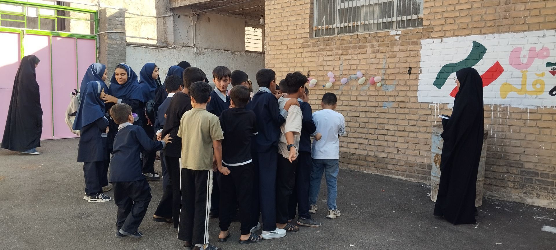 فعالیت گروه جهادی معلمان ناحیه چهار قم در روستاهای نیزار