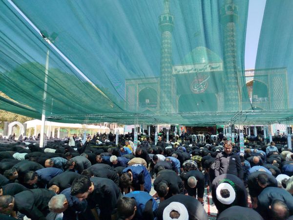 اقامه نماز ظهر اربعین در کاشمر