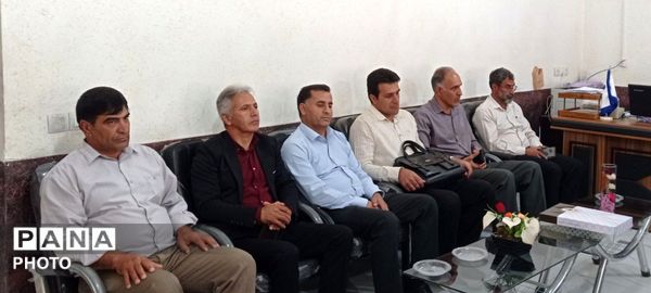 تجلیل از معلمان و مدیران منتخب ابتدایی بیرانوند در آیین زنگ سپاس