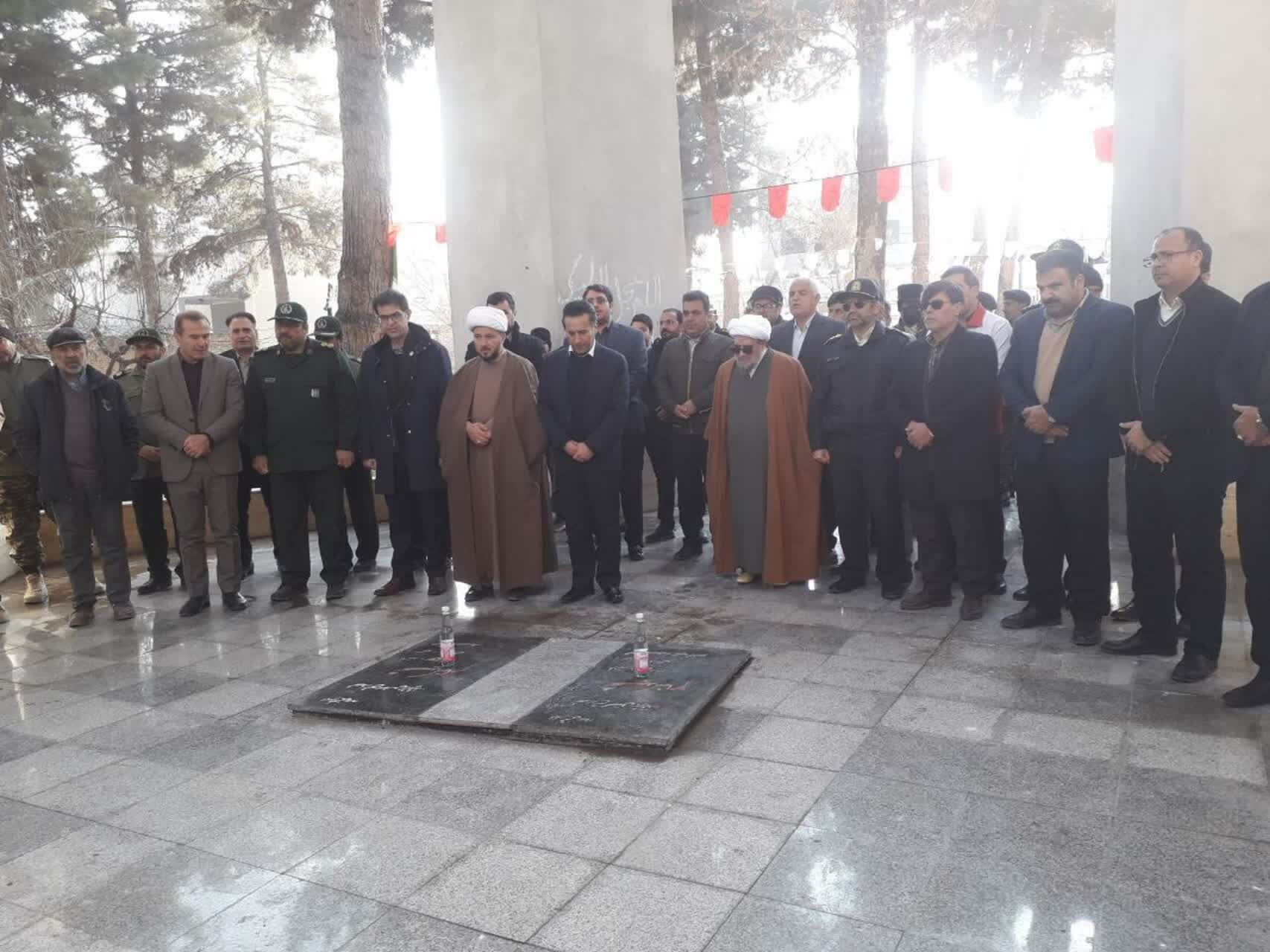 مراسم گلباران مزار شهدا و رژه خودرویی در شهرستان سملقان