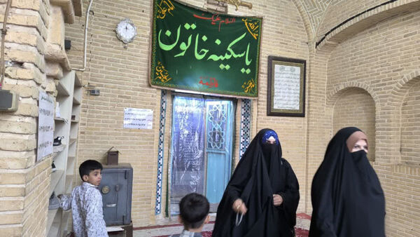 حال و هوای امامزاده سکینه خاتون(س) قم در روز طبیعت
