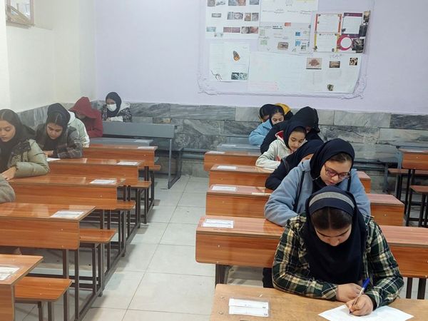 امتحانات ترم اول در دبیرستان دخترانه انیس خوش قدم 