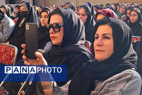 مراسم راز و رهایی؛ پنجره‌ای به دنیای دو نسل در دبیرستان نمونه‌دولتی ولایت بهارستان‌دو