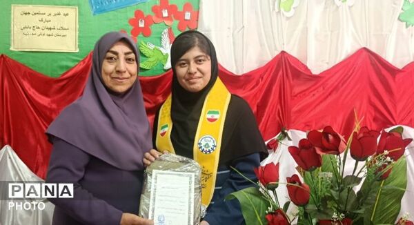 تقدیر از نفرات برتر درسی فرهنگی و هنری جشنواره خوارزمی همزمان با عید غدیر