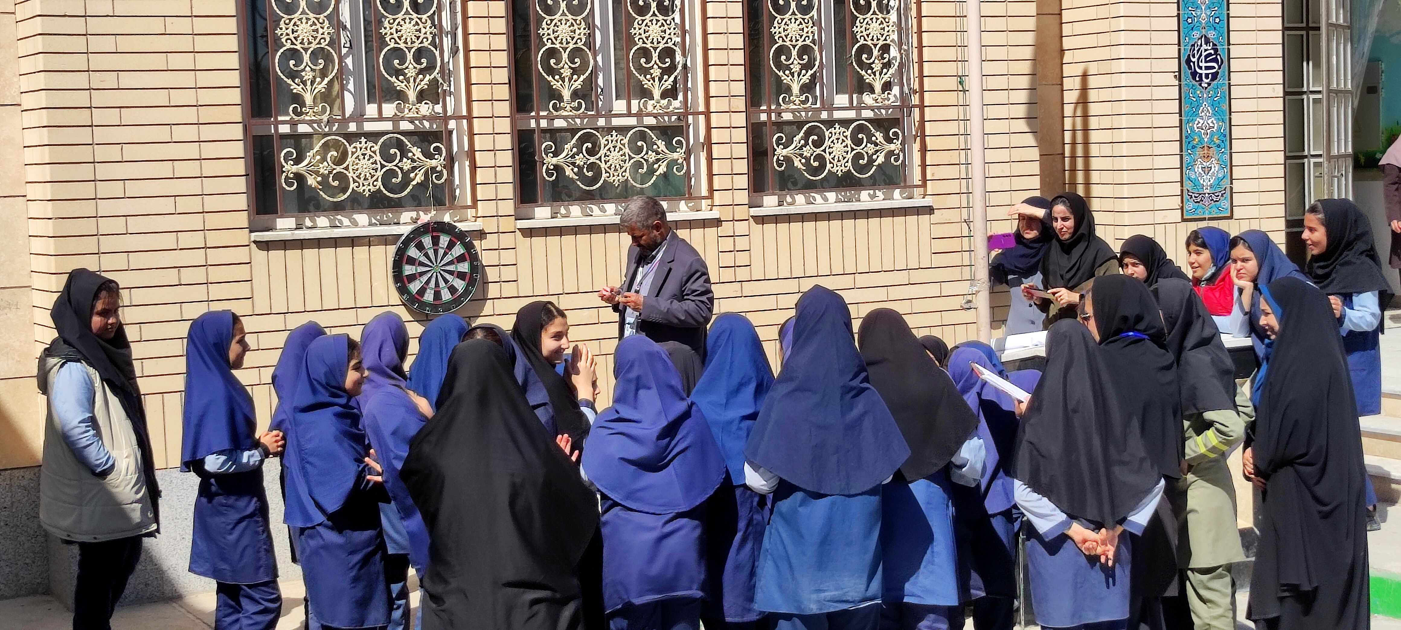 مسابقات استعداد یابی دارت در دبستان دخترانه آزادی شیروان