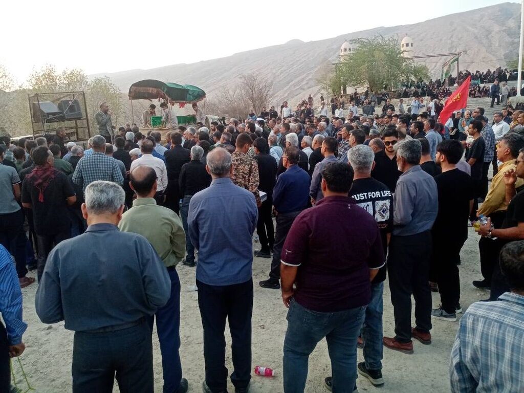 خاک سپاری پیکر شهید حمید عوض‌زاده در روستای خورخوروست فین