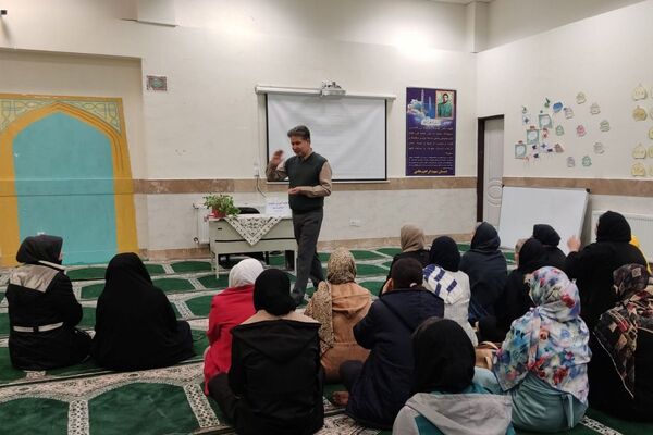 جلسه‌ آموزش خانواده در رباط‌کریم
