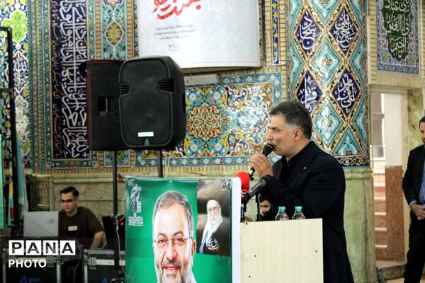 از کودکان تا بسیجیان؛ همه آمدند برای مردی که در قلب مردم بود