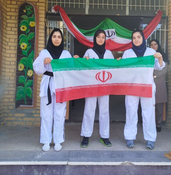 آغاز سال تحصیلی در دبیرستان نمونه زینب الکبری(س) قروه همراه با نواختن زنگ ایثار و مقاومت  