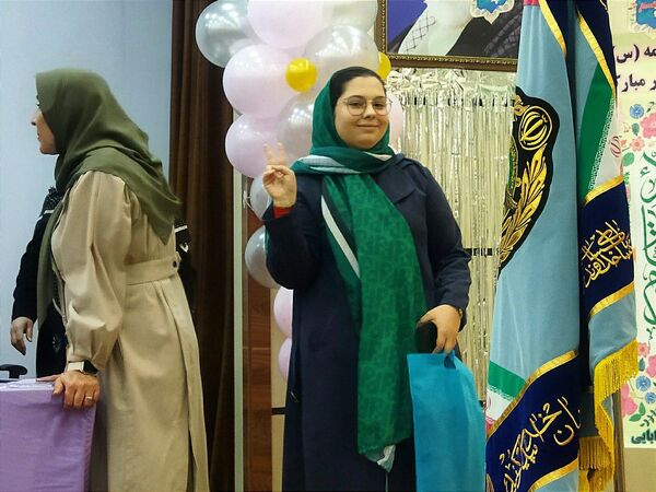 گرامیداشت معلمان و فارغ‌التحصیلان در دبیرستان شهید بابایی