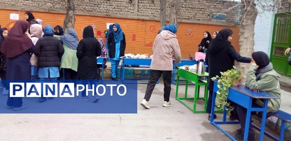 بازارچه دانش‌آموزی کسب در آمد در دبیرستان میثاق منطقه تبادکان مشهد