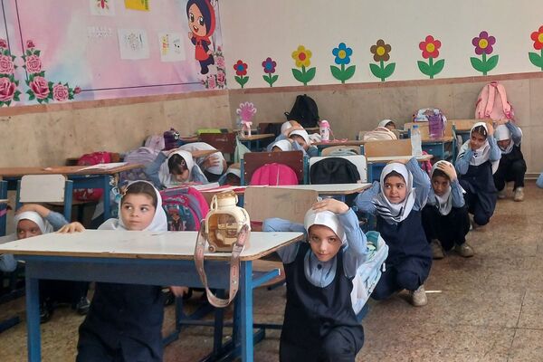 مانور تخلیه اضطراری و آمادگی برای لحظات بحرانی در مدرسه معراج بهارستان‌دو