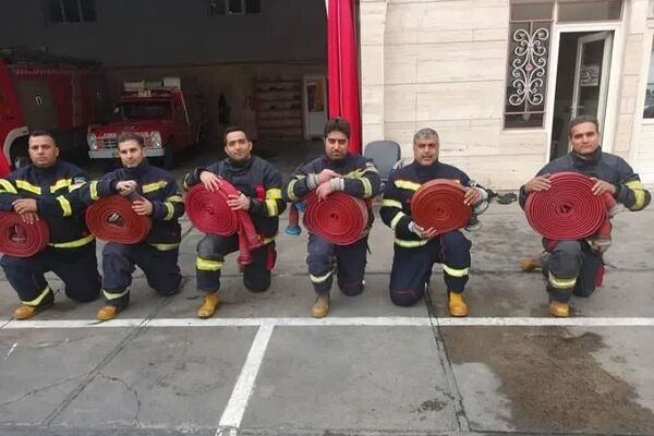 تشکر دانش آموزان از مامورین زحمت کش آتش نشانی ورامین