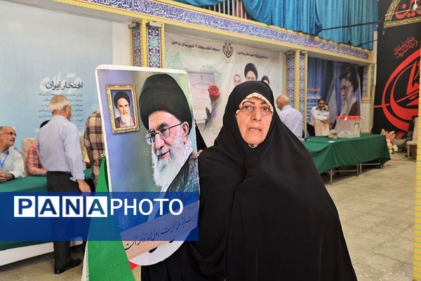 حضور مردم ولایتمدار شهرستان ورامین پای صندوق‌های اخذ رای