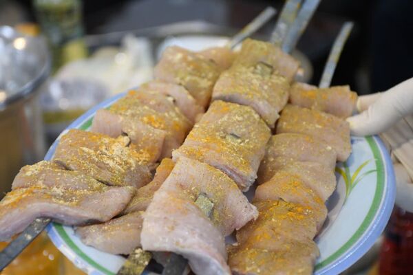 کارگاه طبخ آبزیان در دبیرستان میر فتح‌اله سید زنوزی شهر زنوز 