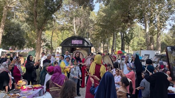 فرزندان ایران زمین در کنار آرامگاه حکیم‌ توس