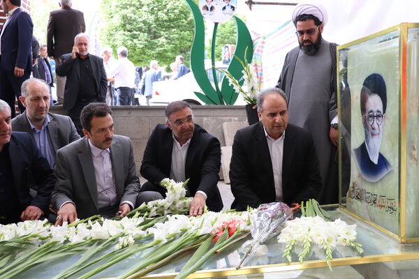 گرامیداشت مقام معلم با غبارروبی و عطرافشانی مزار شهدای فرهنگی