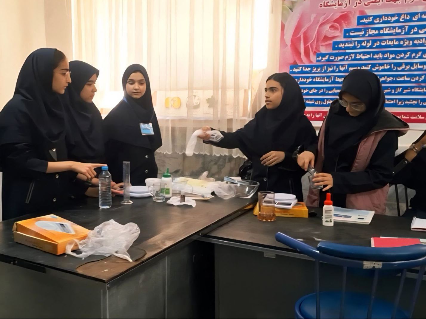 اجرای آزمایش‌های جذاب توسط دانش‌آموزان پایه های هفتم مدرسه انیس خوش قدم 