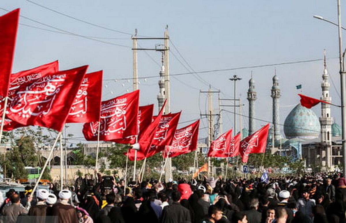 دو سوم مسجد جمکران پیش از آغاز مراسم تشییع رهبر شهید پر شد/ حرکت زائران از حرم حضرت معصومه(س) به سمت جمکران