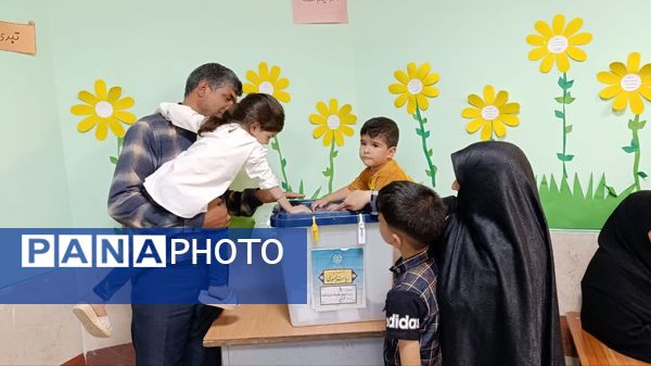 حضور مردم فهرج پای صندوق‌های رای در گرمای شدید هوا
