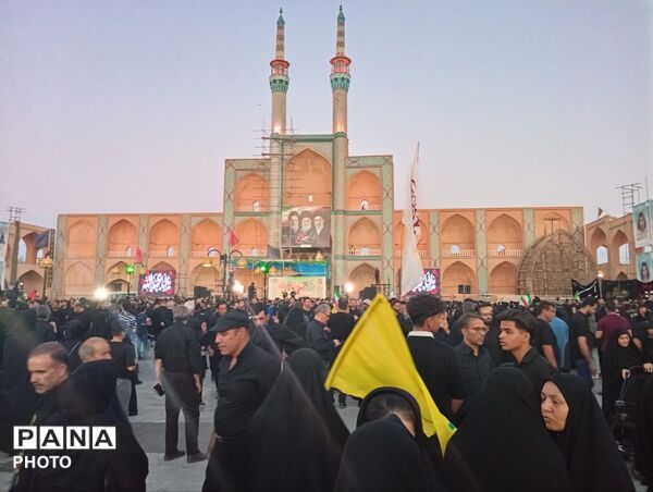 طنین «یا حسین» در امیرچقماق؛ میثاق دوباره ی عاشوراییان یزد با راه شهدا