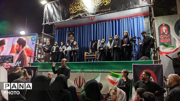 همنوایی فرهنگیان ناحیه یک در آیین وداع و تشییع رهبر در خیابان انقلاب