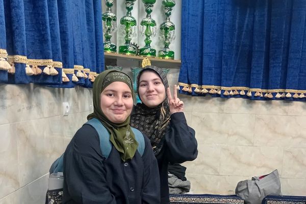 ورود دانش‌ آموزان دختر ناحیه دو شهرری به مراسم معنوی اعتکاف 