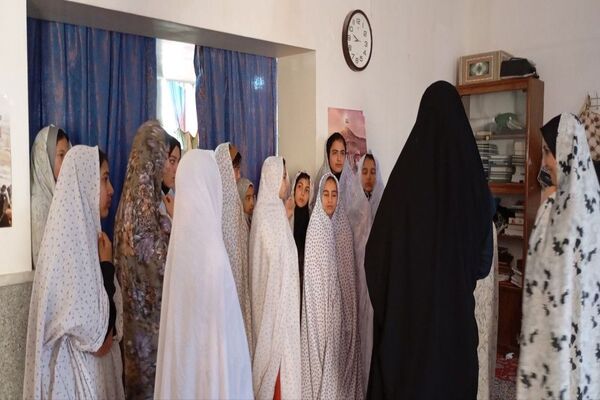 اعتکاف دانش‌آموزی در مسجد جامع شهر بار نیشابور 