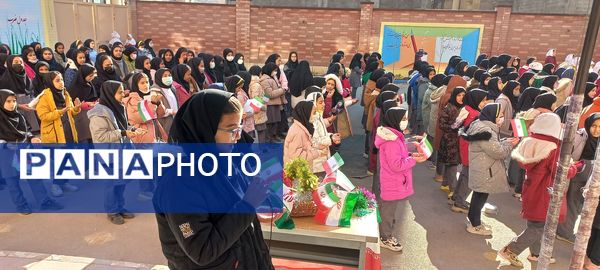 استقبال دانش‌آموزان مدارس شهرستان پردیس از دهه فجر انقلاب اسلامی ایران 