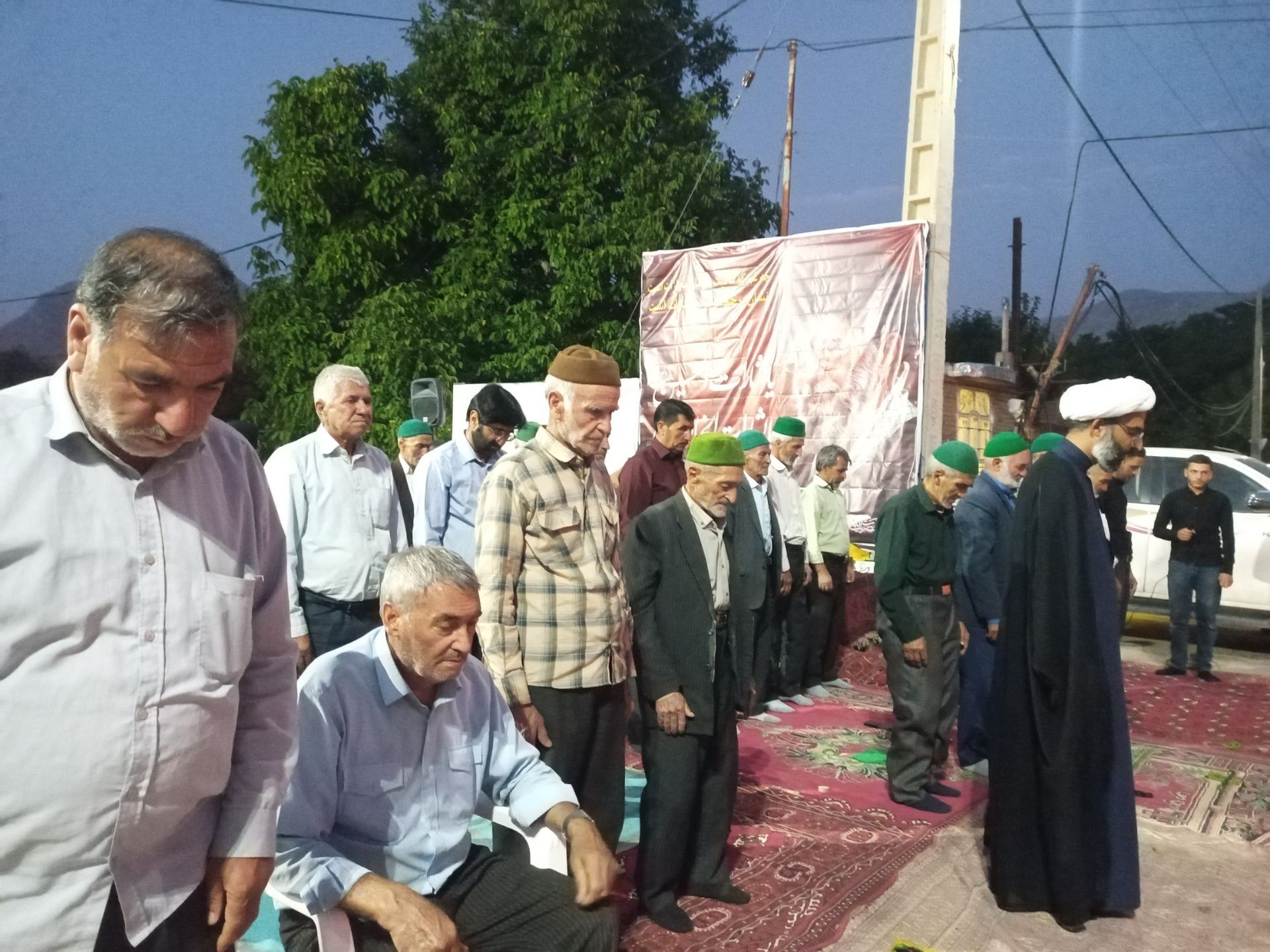اقامه نماز جماعت همراه با اجتماعات شبانه در حسینیه شهدای شهر بار نیشابور