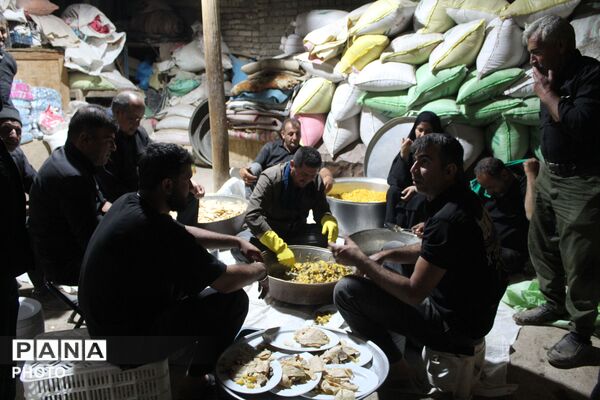 آماده‌سازی حلیم عاشورا در روستای اسحاق‌آبادی نیشابور