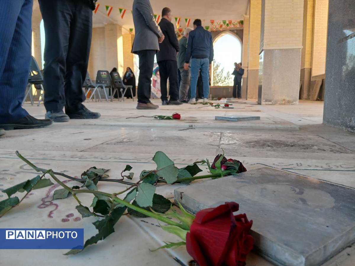 غبارروبی از قبور مطهر شهدا در شهر بخ